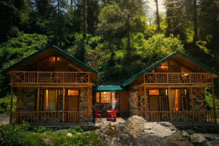 wooden cottages in jibhi