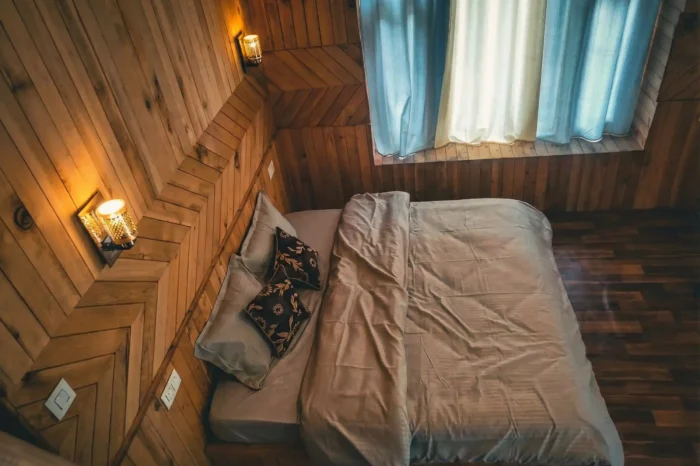 riverside-wooden-cottages-in-himachal-jibhiwoods