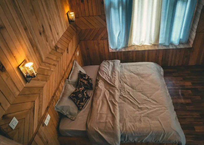 riverside-wooden-cottages-in-himachal-jibhiwoods